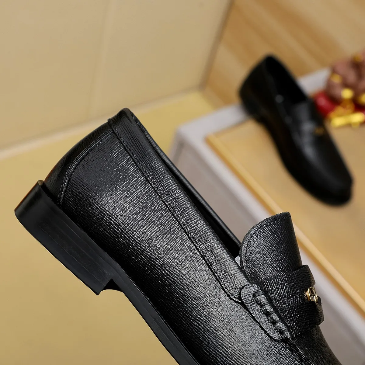 Men's shoes 460 💰 Louis Vuitton LV ® 🆕 model 🔛 full shoe counter, first layer cowhide, 🐂leather lining casual shoes for men, super soft outsole, a must-have for driving. Synchronized with the counter, original first layer cowhide, completely 1:1 mold customization 🌹 top version, color optional! Number: 38-44 (45.46 customized)